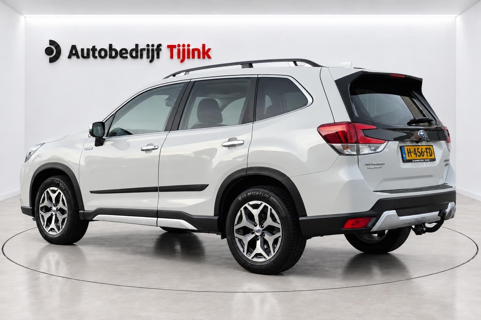 Subaru Forester 2.0i e-BOXER Luxury | Automaat | Trekhaak |, Auto's, Euro 6, 4 cilinders, Wit, Origineel Nederlands