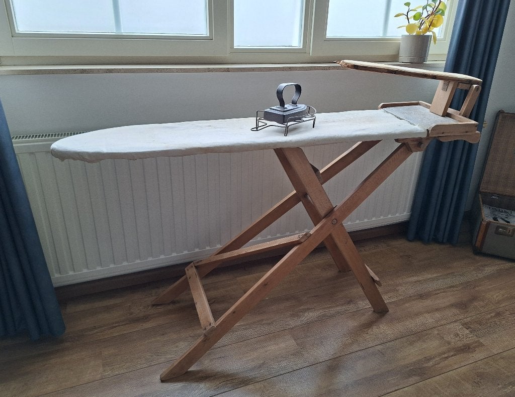 Brocante houten strijkplank met strijkijzer en houder., Ophalen