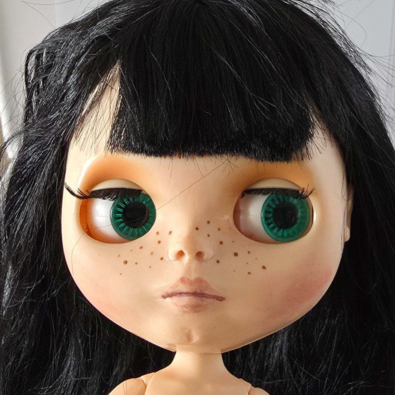 Blythe pop met donker haar en sproetjes, Kinderen en Baby's, Speelgoed | Poppen, Ophalen of Verzenden, Zo goed als nieuw, Babypop