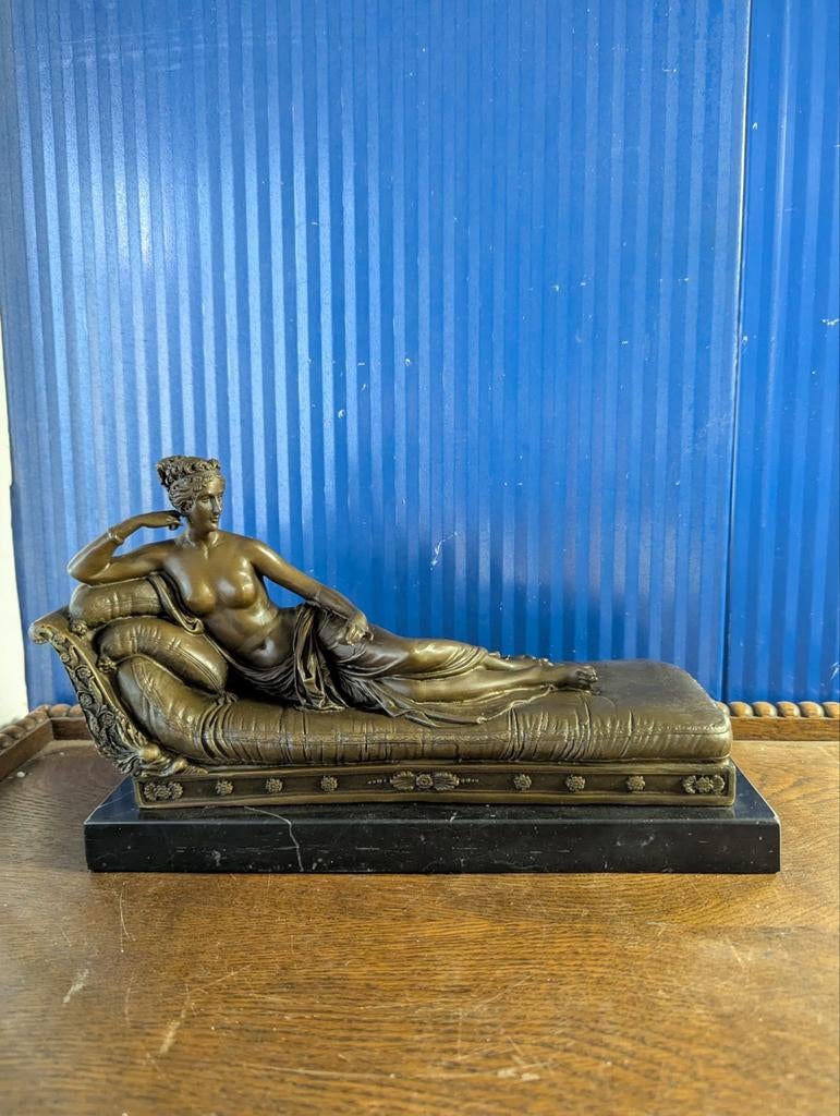 Bronzen Beeld: Liggende Vrouw op de sofa. Pauline Bonaparte, Gepatineerd, Ophalen of Verzenden, Brons, 20 - 50 cm