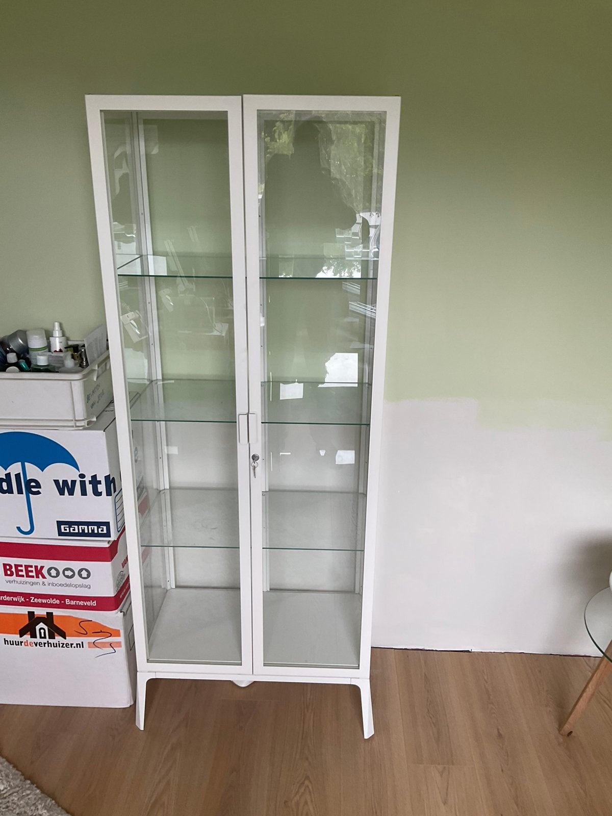 Te koop vitrinekast, Huis en Inrichting, Kasten | Vitrinekasten, Ophalen, 50 tot 100 cm, Zo goed als nieuw, Metaal