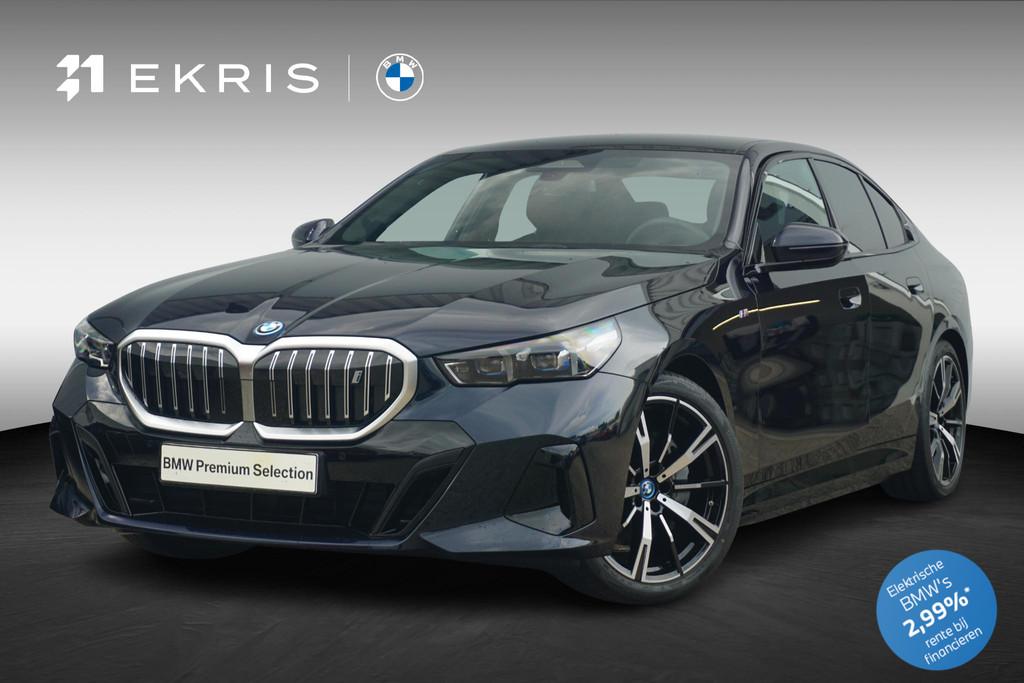 BMW i5 Sedan eDrive40 M Sportpakket 20'' / Panoramadak / Com, Stof, Zwart, 84 kWh, Sedan