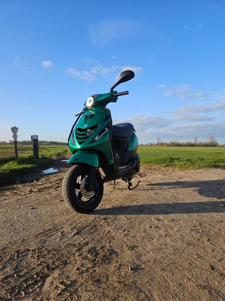 Piaggio zip i-get, Fietsen en Brommers, Scooters | Piaggio, Zo goed als nieuw, Zip, Maximaal 45 km/u, Benzine, Ophalen