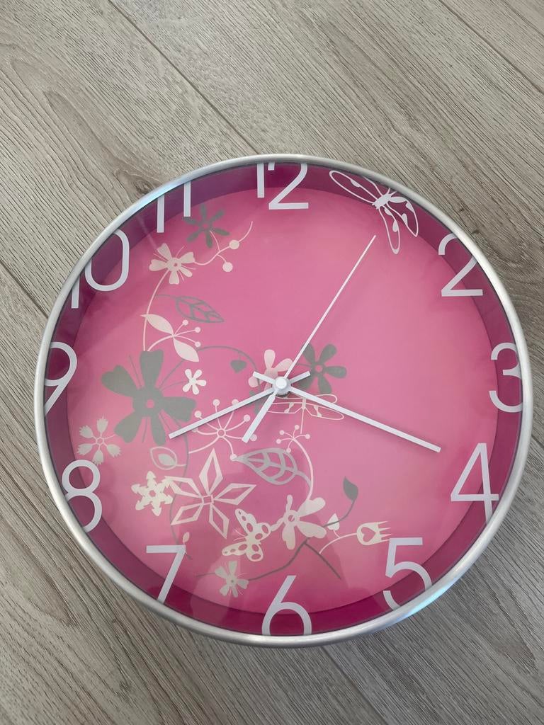 Roze wandklok met bloemen en vlinders - Gratis bij aankoop, Ophalen of Verzenden, Gebruikt, Analoog, Wandklok