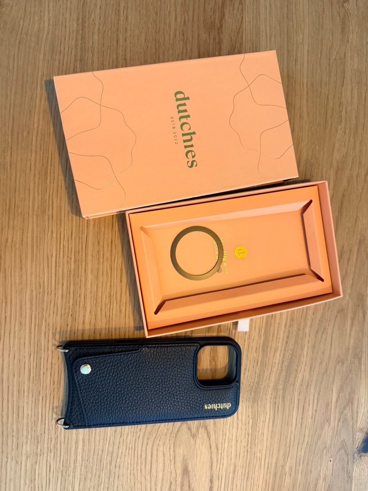 Dutchies iPhone 16 Pro Max hoesje met pasjeshouder, Zwart, Dutchies, Nieuw, Hoesje of Tasje