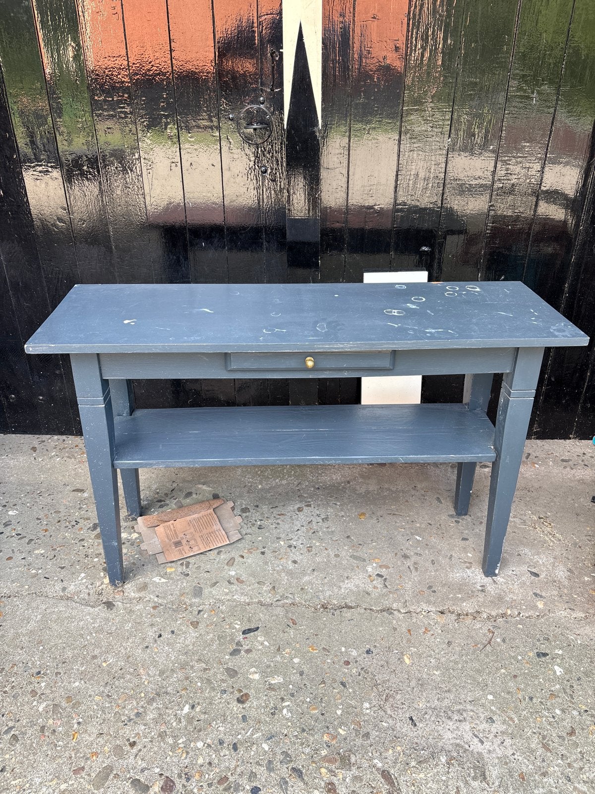 Donkerblauwe houten sidetable met lade en plank, Ophalen, Gebruikt, 100 tot 150 cm, Tot twee personen