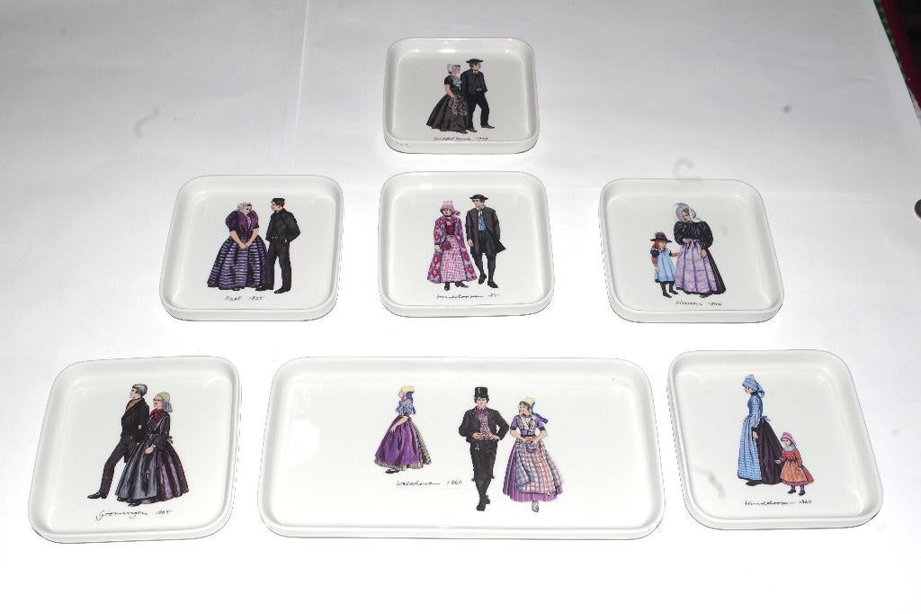 klederdrachtenservies, Huis en Inrichting, Keuken | Servies, Ophalen, Overige stijlen, Porselein, Schaal of Schalen