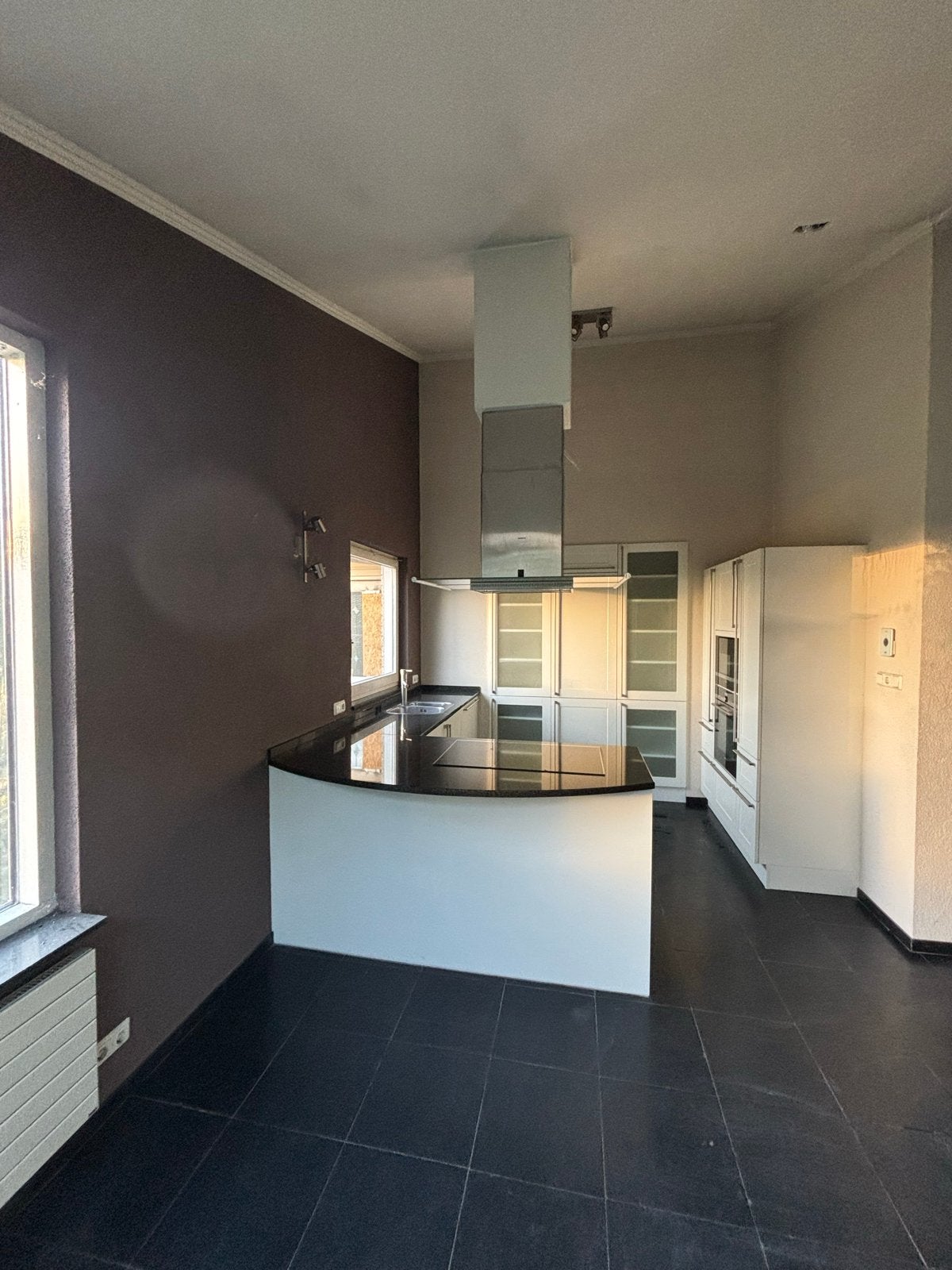 witte keuken met kookeiland en Siemens apparatuur, Ophalen, Gebruikt, Wit, Met kookeiland
