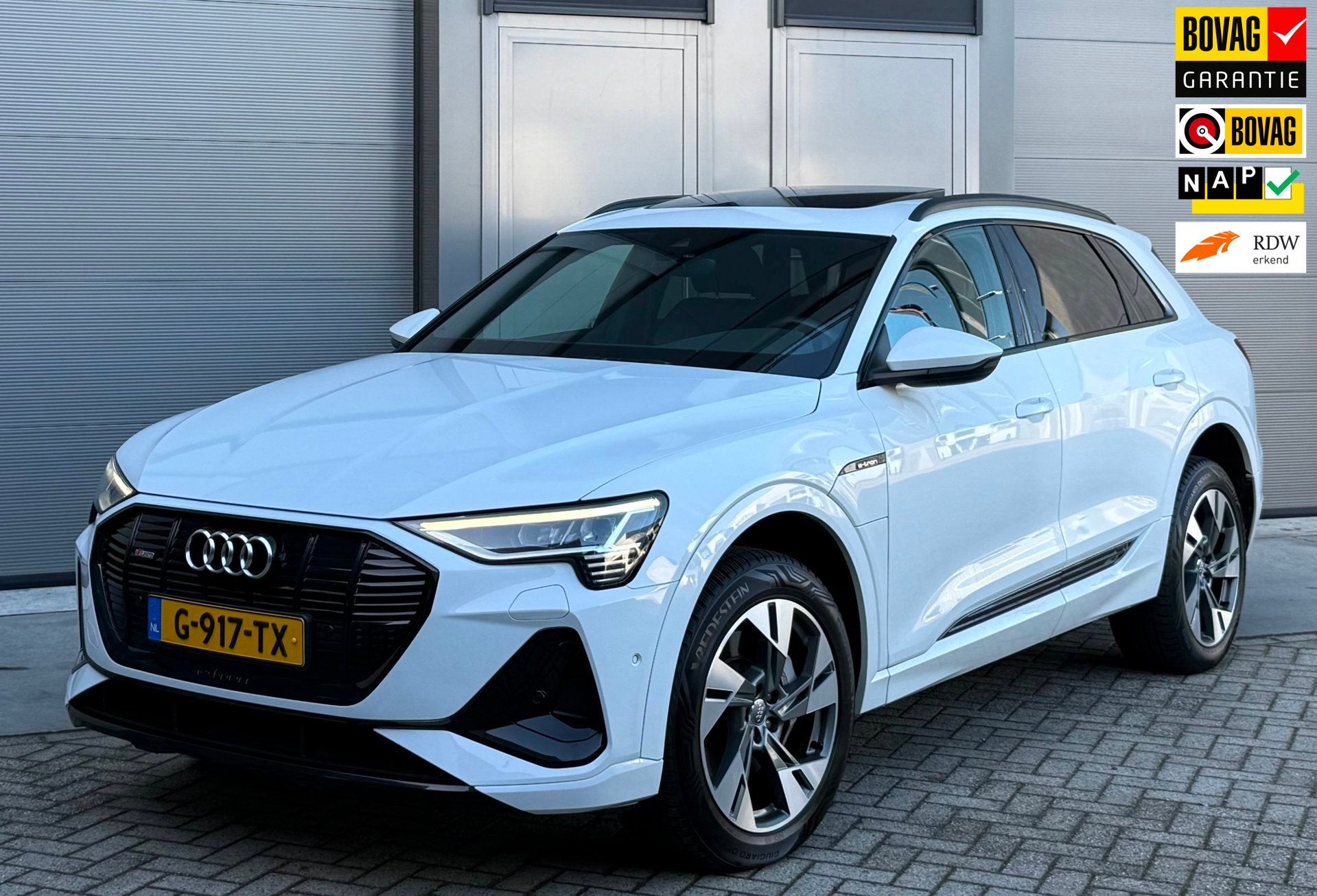 Audi E-tron 50 quattro Launch edition Black 71 kWh S line, Auto's, Automaat, Dealer onderhouden, 300 km, Leder en Stof
