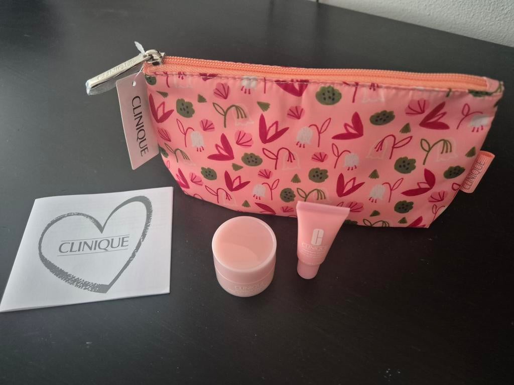 CLINIQUE setje moisture surge nieuw creme serum toilettasje, Sieraden, Tassen en Uiterlijk, Uiterlijk | Gezichtsverzorging, Ophalen of Verzenden