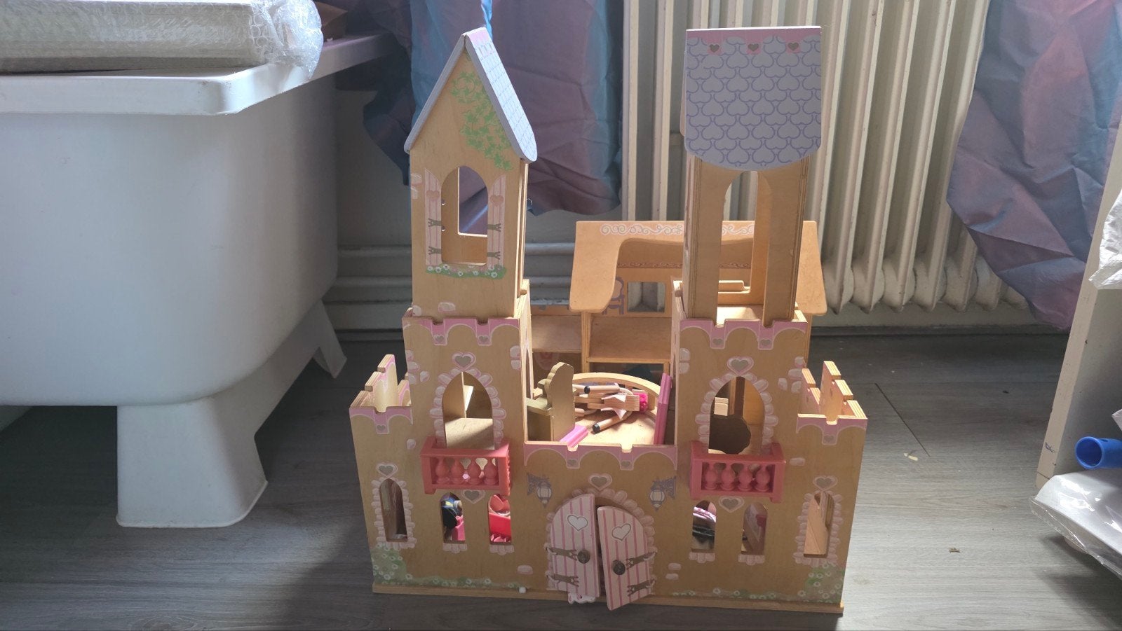 Houten poppenkasteel met meubels, Kinderen en Baby's, Ophalen, Gebruikt, Poppenhuis