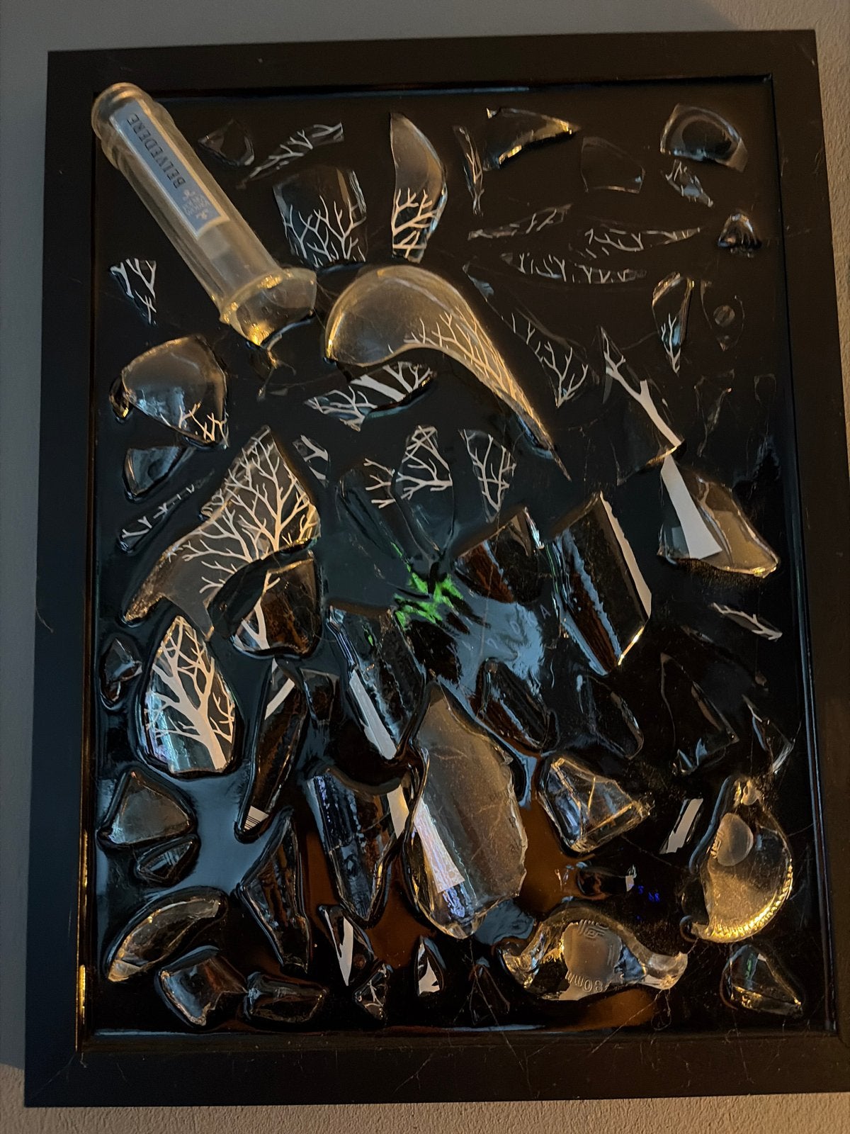 Uniek kunstwerk van gerecycled glas en Belvedere fles, Verzenden