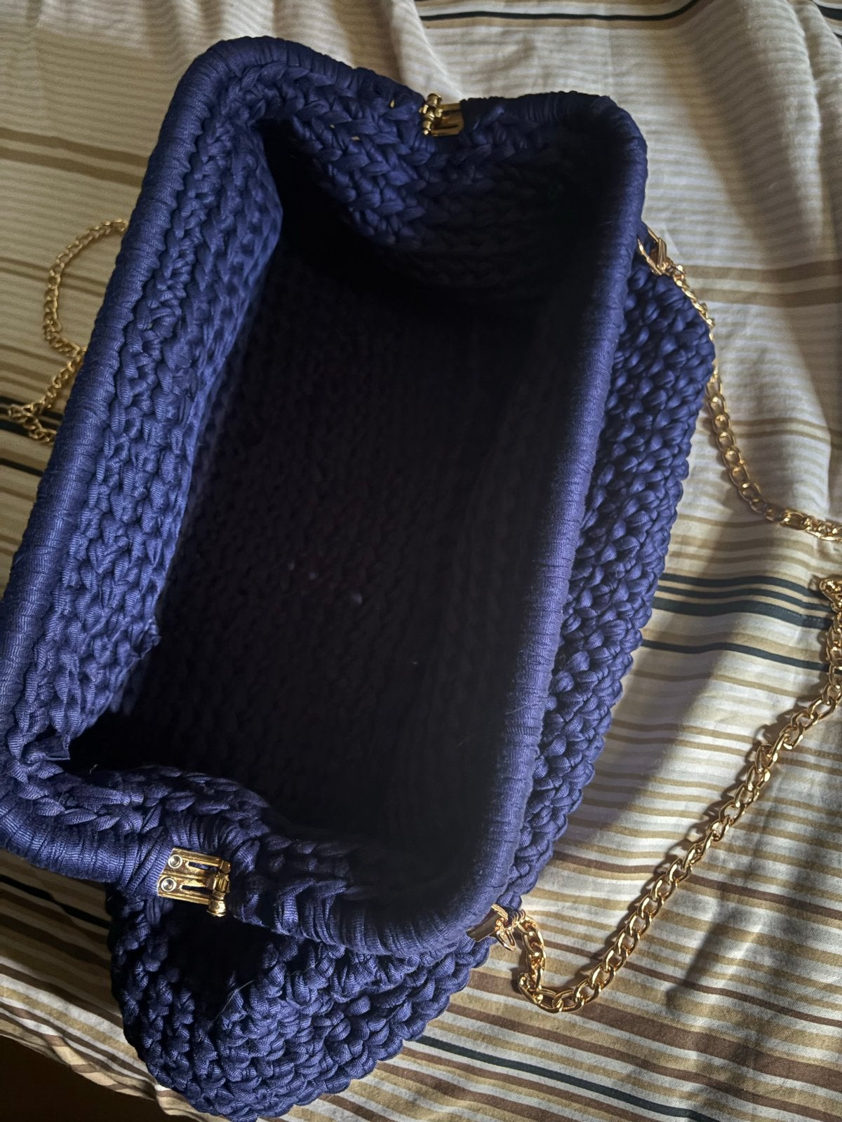 Donkerblauwe gehaakte clutch met gouden ketting, Ophalen of Verzenden, Nieuw, Blauw, Avondtasje