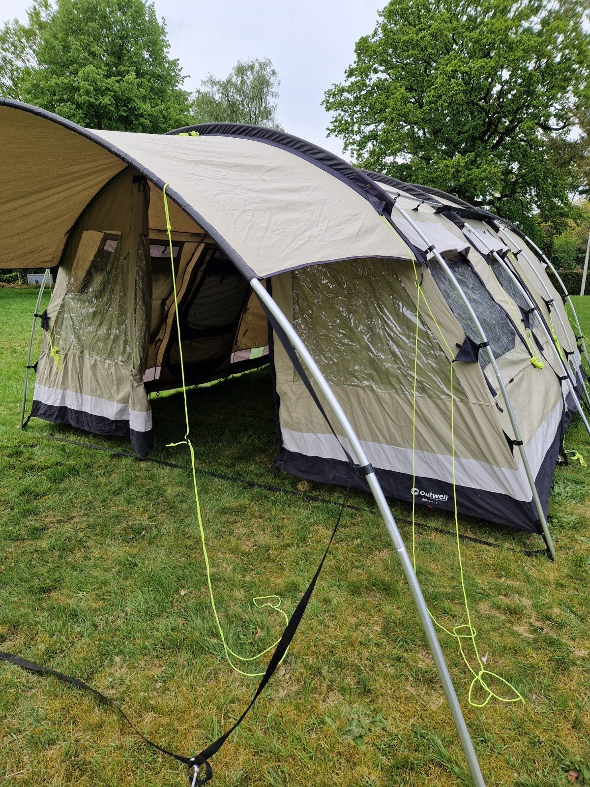 Familietent Bear Lake 6 van Outwell, Caravans en Kamperen, Tenten, Ophalen, Zo goed als nieuw, Tot en met 4