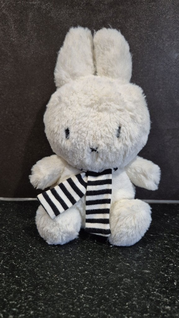 Nijntje knuffel met sjaal. Dutch Design Bontoys, 23cm. 6B14