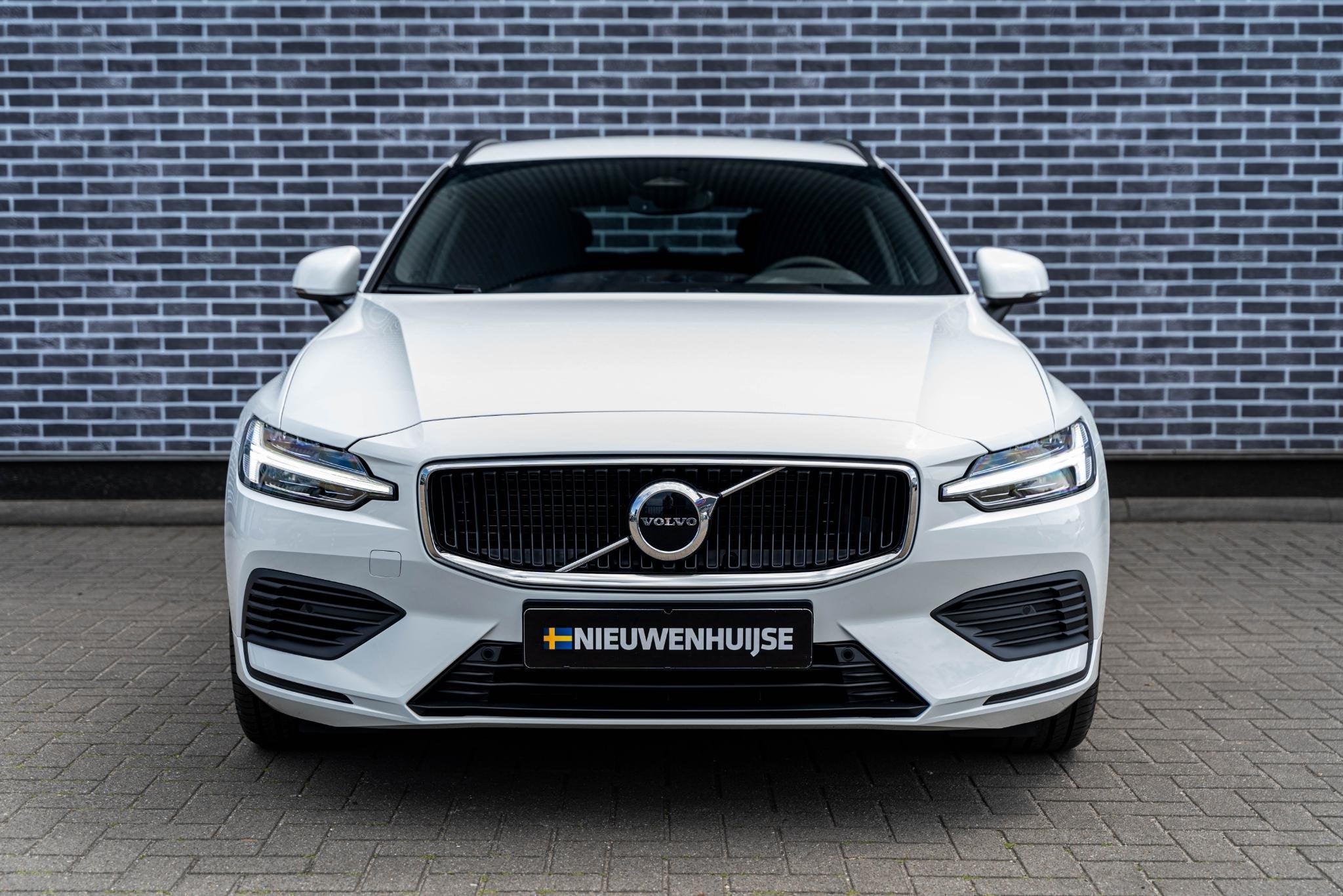 Volvo V60 T6 Plug-in hybrid AWD Essential | Google | Long Ra, Auto's, 12 maanden, Euro 6, 180 min, Wit