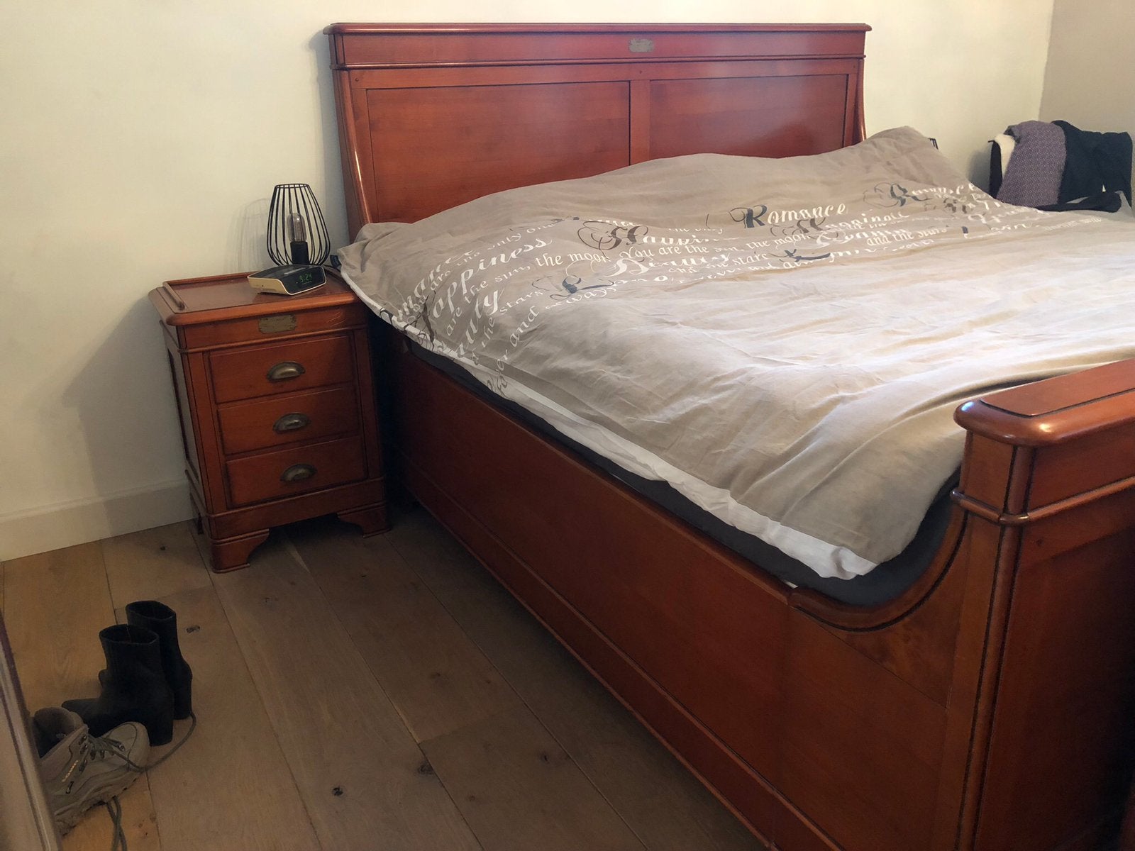 Kersenhouten bed ombouw met nachtkastjes, Huis en Inrichting, Ophalen, Zo goed als nieuw, Tweepersoons