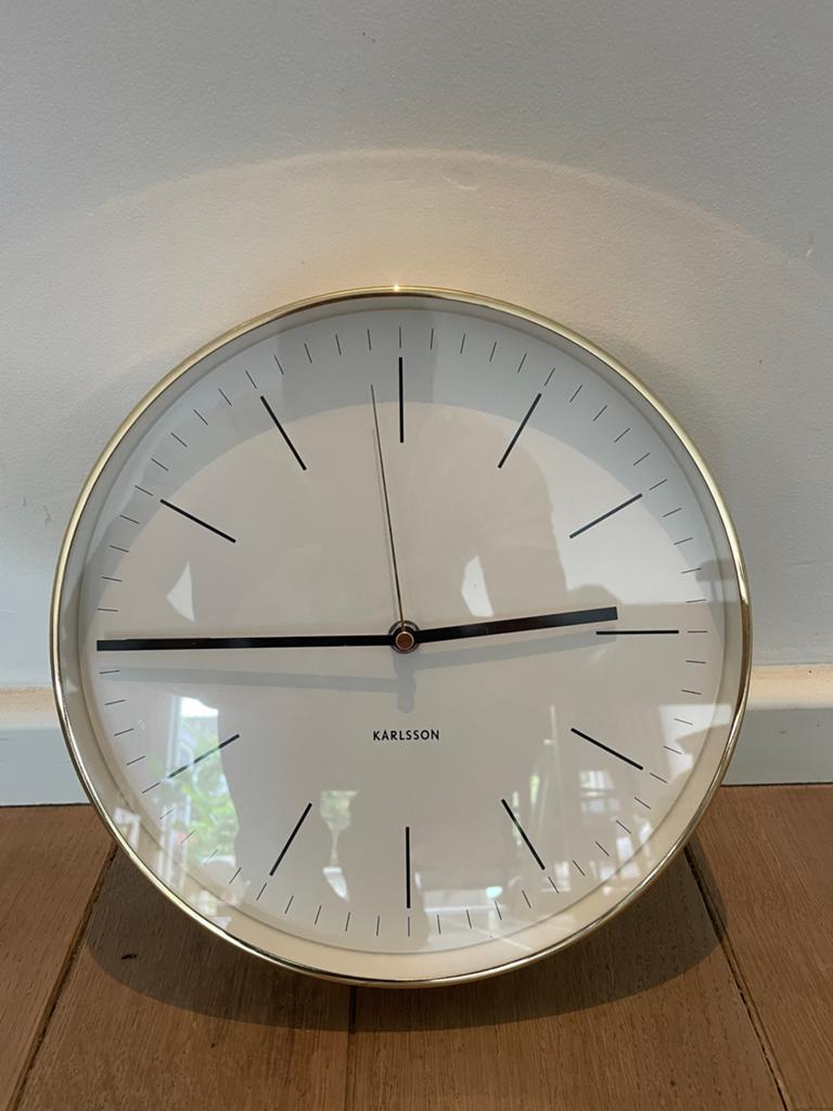 Karlsson Wandklok Goud - Stijlvol en Modern Design, Huis en Inrichting, Woonaccessoires | Klokken, Ophalen, Gebruikt, Analoog