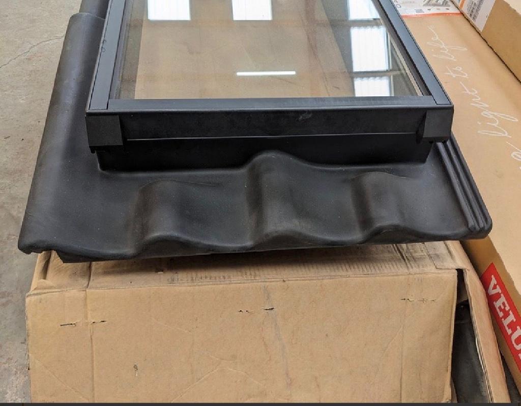 Velux dakraam met 3 gootstukken, zwart, Doe-het-zelf en Verbouw, Dakpannen en Dakbedekking, Ophalen, Zwart, Zo goed als nieuw