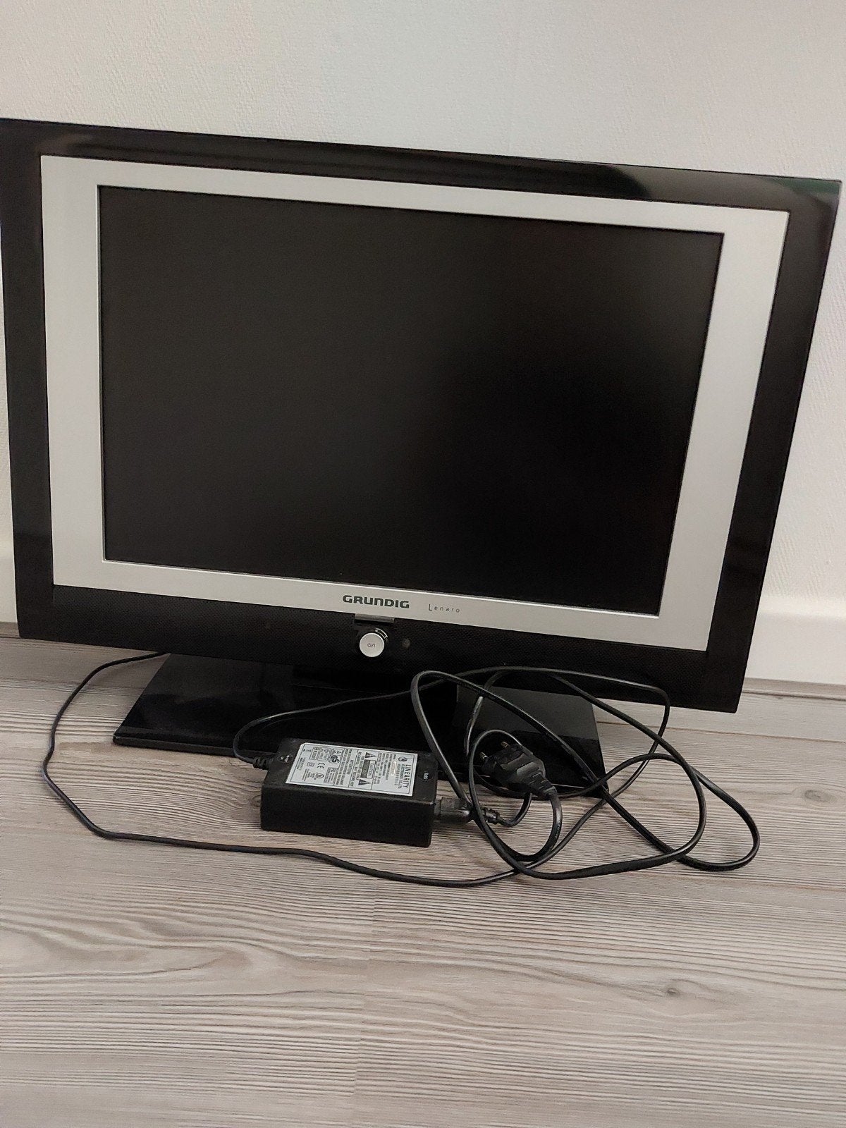 Grundig LCD TV met adapter, Audio, Tv en Foto, Televisies, Ophalen, Gebruikt, 50 Hz, Minder dan 40 cm