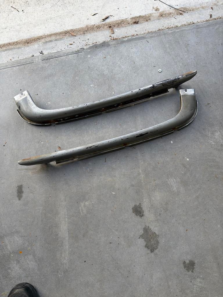 Twee sierlijsten acterbumper links rechts  r107 Mercedes SL, Ophalen of Verzenden, Gebruikt