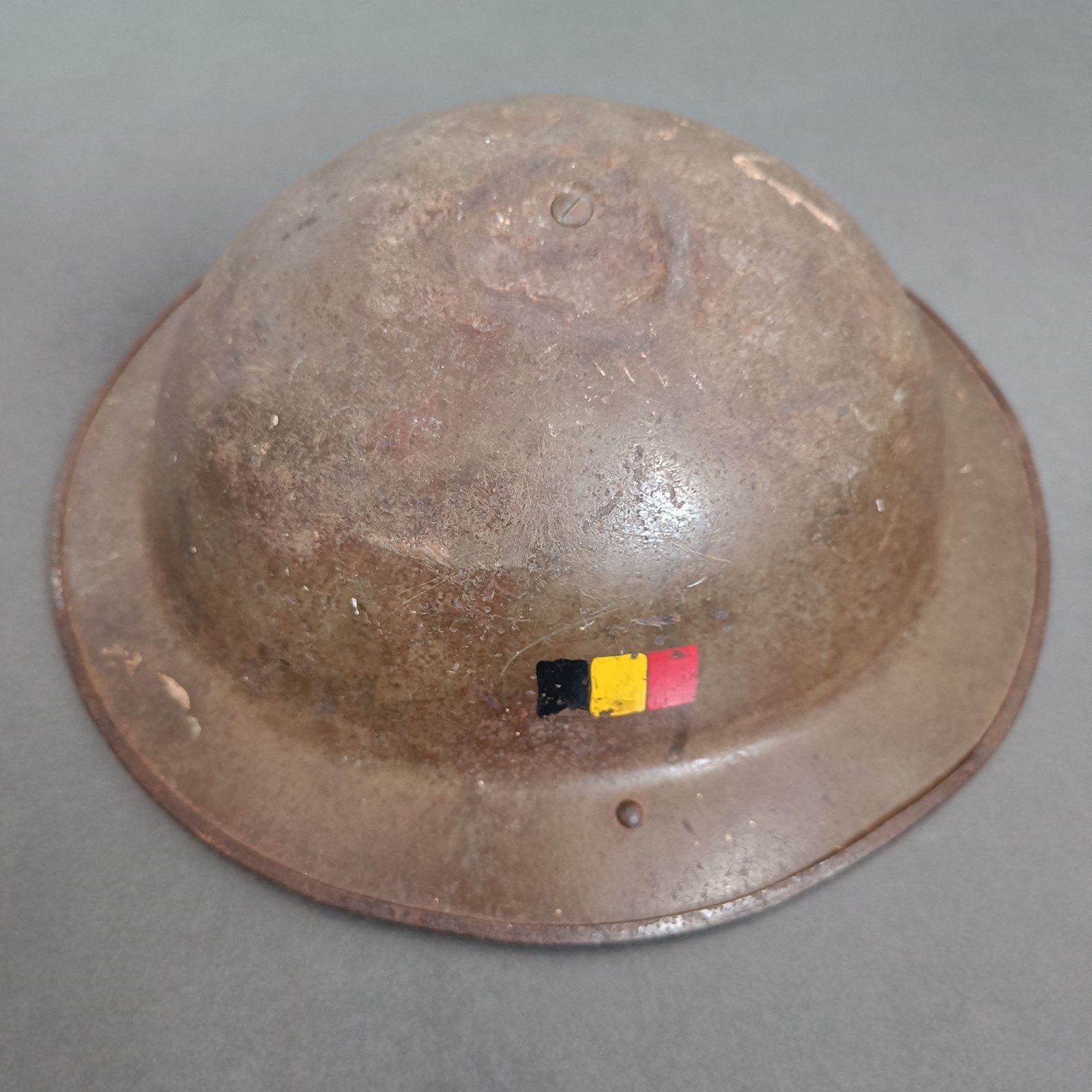 Oude militaire helm met Belgische vlag., Verzamelen, Militaria | Algemeen, Ophalen of Verzenden, Landmacht, Overige gebieden, Helm of Baret