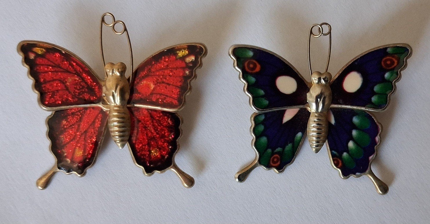 2 Vlinder broches met emaille vleugels., Ophalen of Verzenden, Gebruikt, Overige kleuren, Overige materialen