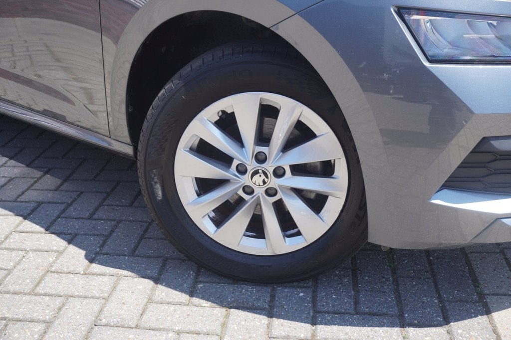 Skoda Kamiq 1.0 TSI Business Edition / Camera / Carplay / AC, Auto's, Skoda, Stof, Gebruikt, Zwart, Parkeersensor