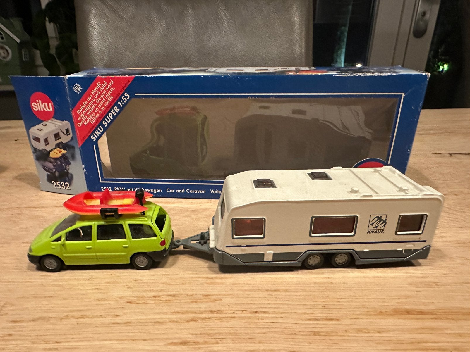 Siku 2532 Ford Galaxy en  Knaus caravan in doos, Hobby en Vrije tijd, Modelbouw | Auto's en Voertuigen, Ophalen of Verzenden, Groter dan 1:32