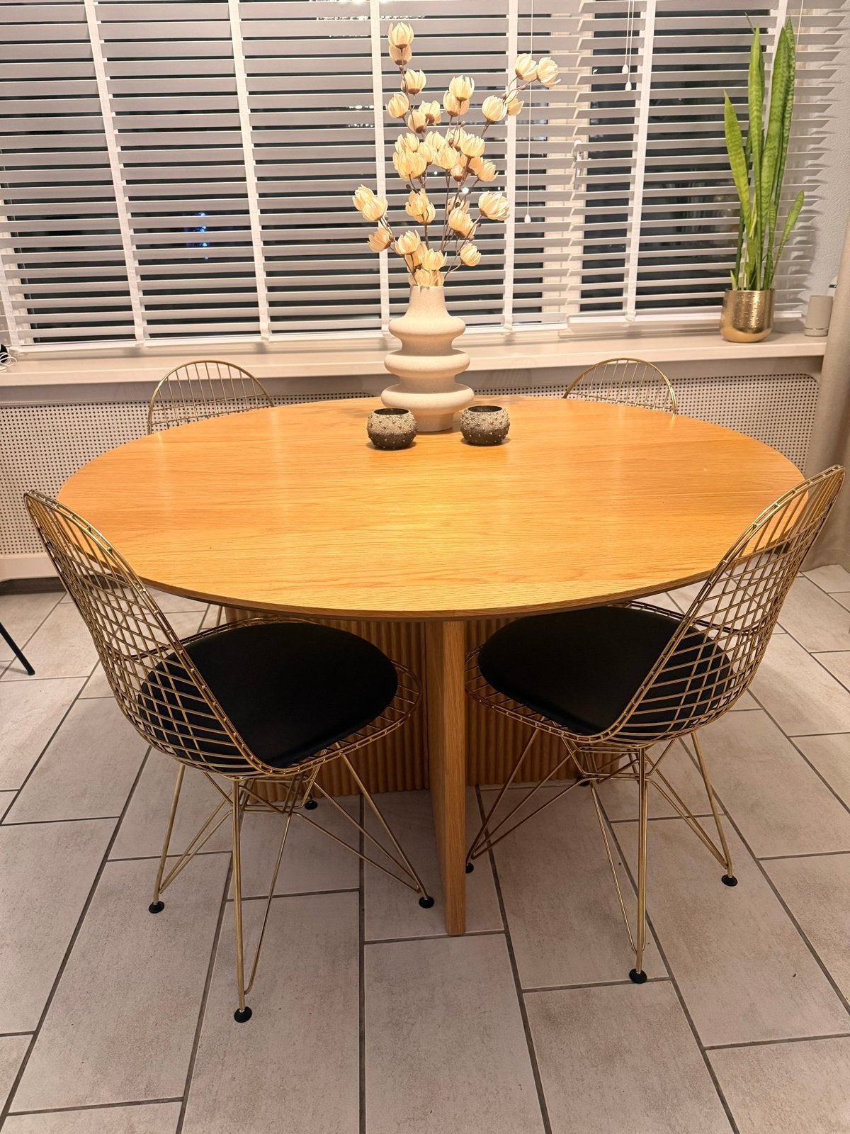 Stijlvolle eettafel met 4 stoelen - perfect voor elk interie, Huis en Inrichting, Tafels | Eettafels, Ophalen, 100 tot 150 cm