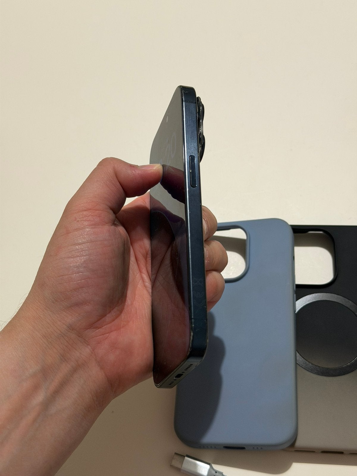 Foto 6 van iPhone 15 Pro 128GB | 2 Hoesjes + Oplader