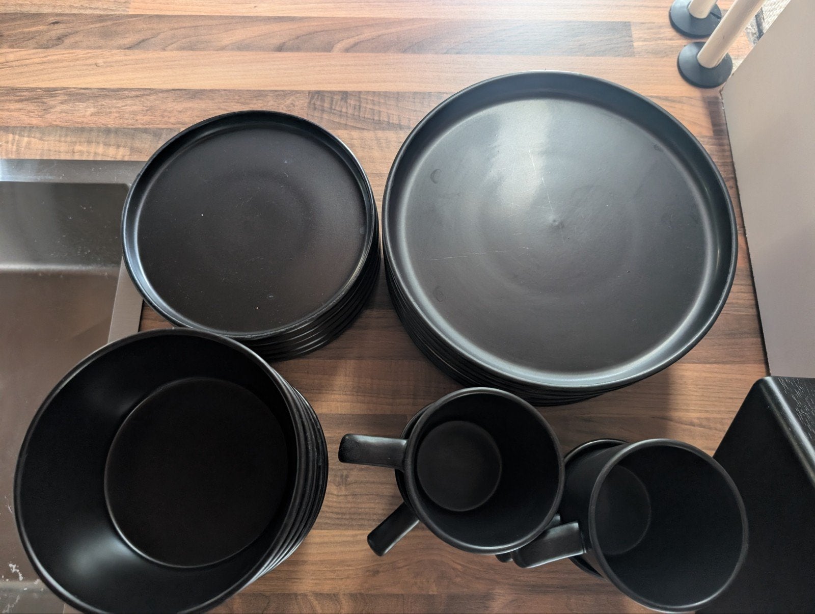 Zwart servies set - Borden, kommen en mokken, Huis en Inrichting, Ophalen, Zo goed als nieuw, Compleet servies