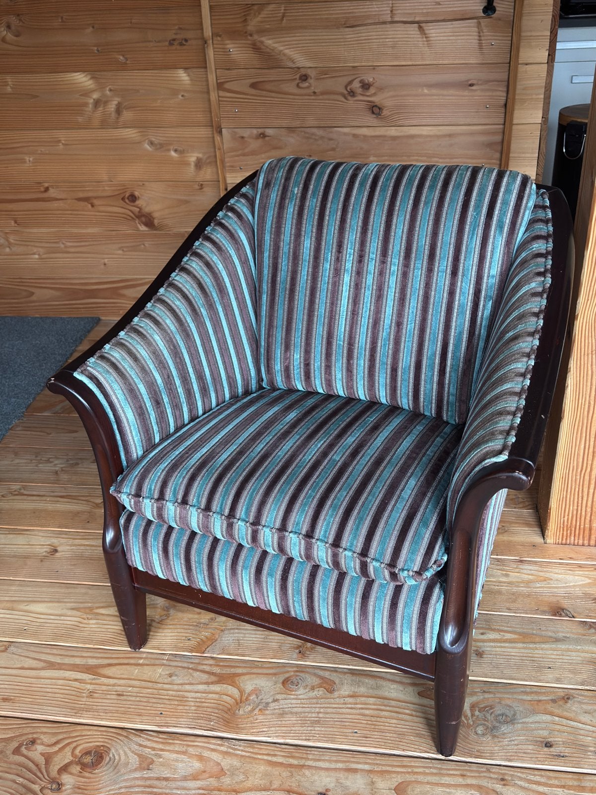 Comfortabele fauteuil met gestreepte bekleding, Huis en Inrichting, Ophalen, Zo goed als nieuw, Hout, 75 tot 100 cm