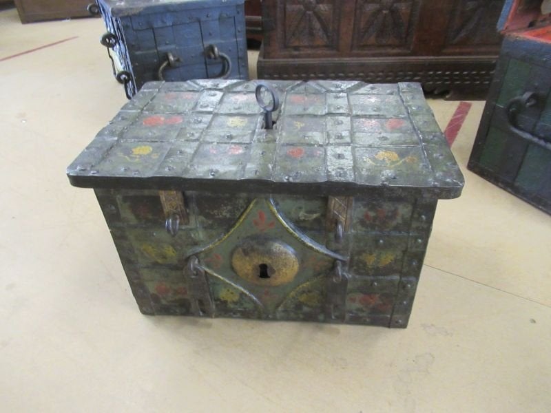Oer 11866 ANTIEK 17e eeuwse beschilderde ijzeren Armada kist, Antiek en Kunst, Ophalen