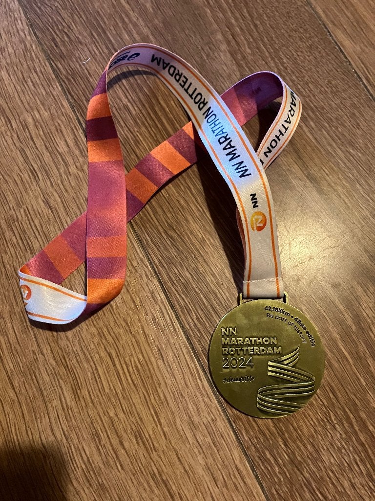 Medaille marathon Rotterdam 2024 43e editie, Ophalen of Verzenden, Overige materialen, Nederland
