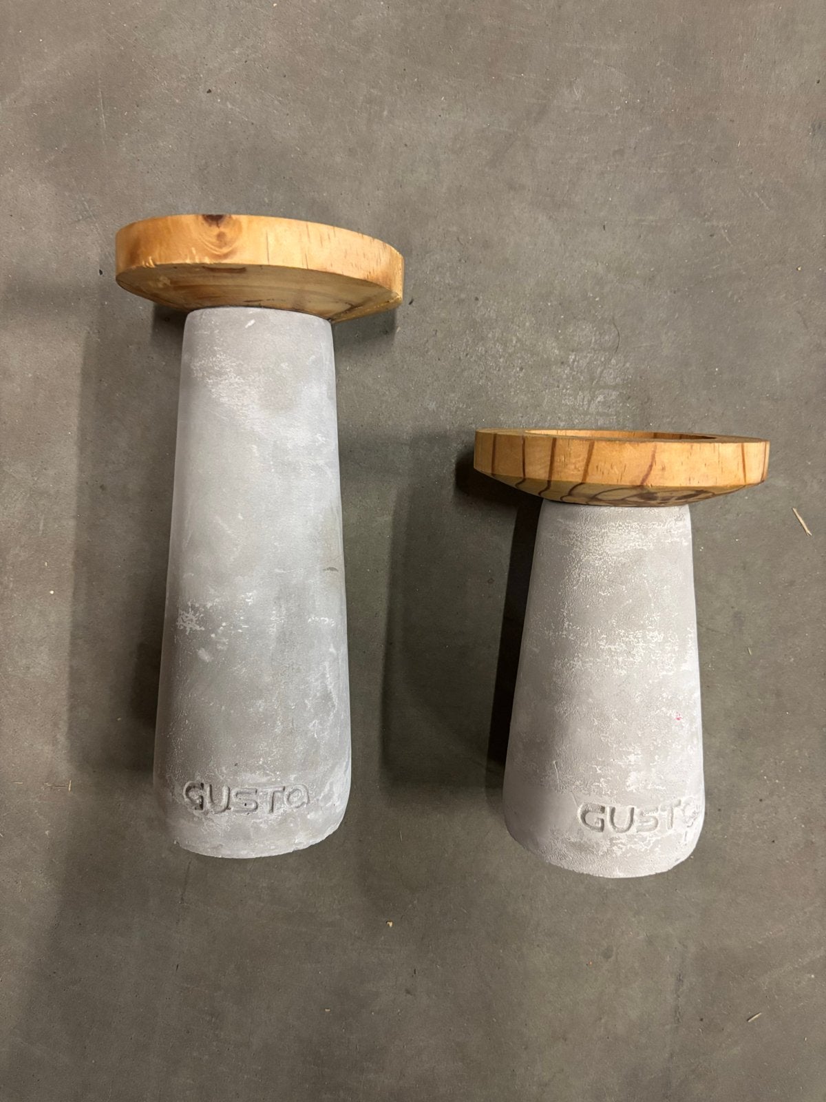 Set van 2 Kaars Kandelaars - Beton en Hout, Ophalen of Verzenden, Zo goed als nieuw, Grijs, Kandelaar