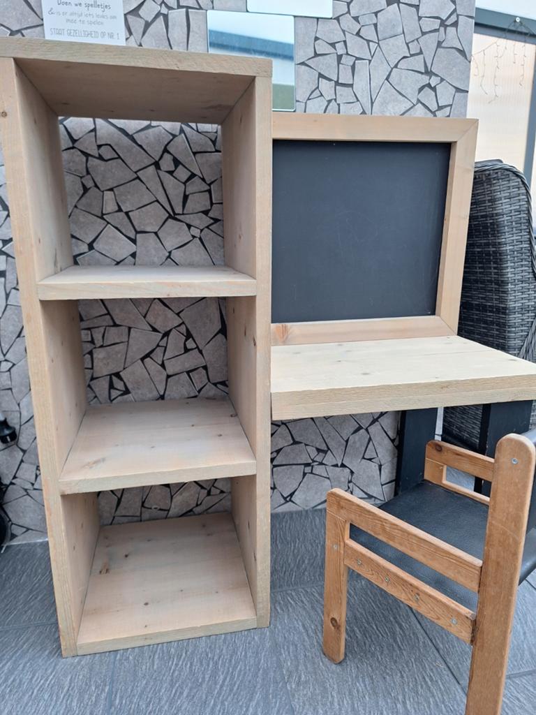 Kinderbureau met krijtbord en opbergkast, Kinderen en Baby's, Kinderkamer | Tafels en Stoelen, Ophalen, Tafel(s)