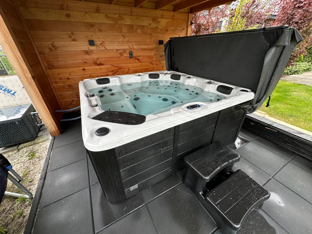 Sunspa Orlando 228x228cm met warmtepomp, jaar oud, Tuin en Terras, Bubbelbaden en Hottubs, Ophalen, Noorderstraat 10F, Info@tuinbedrijfboerma.nl