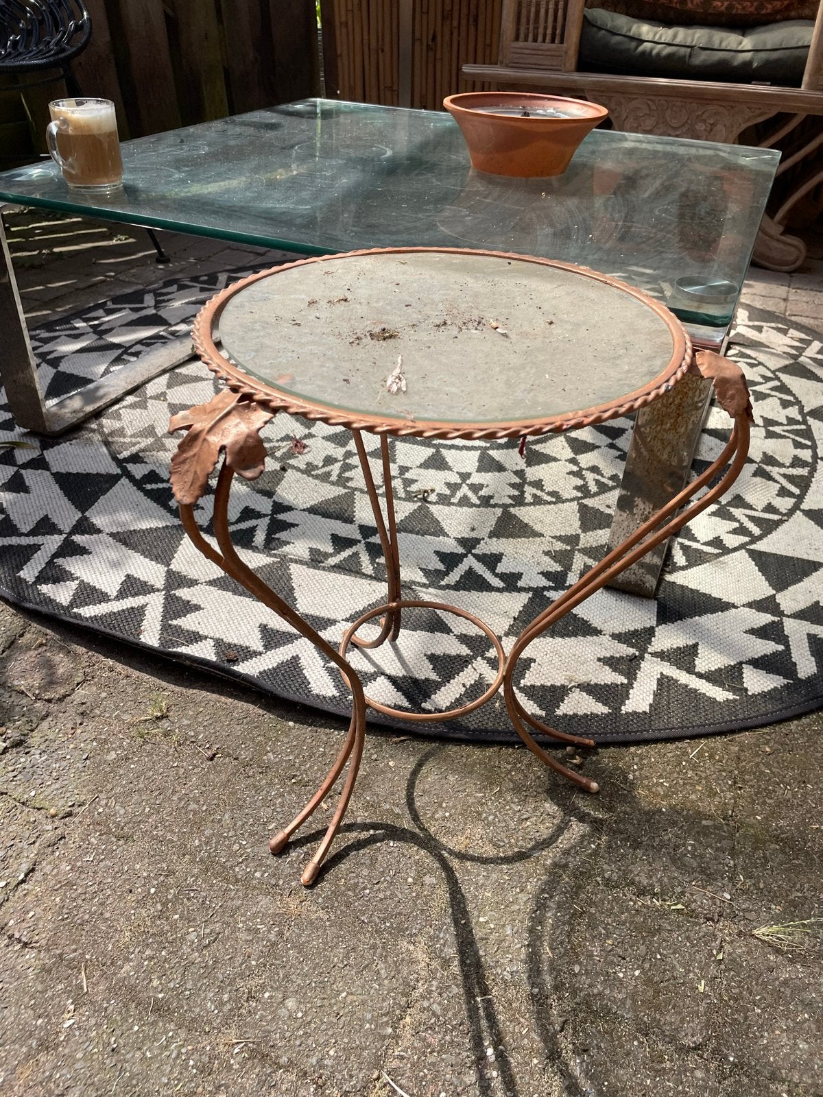Decoratief Bijzettafeltje met Glazen Blad en Bladmotief, Huis en Inrichting, Tafels | Bijzettafels, Minder dan 55 cm, Gebruikt