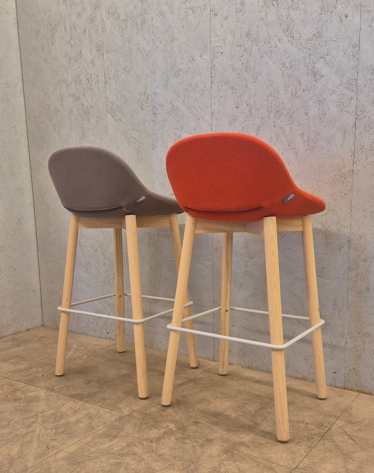 Artifort Beso barkrukken Khodi Feiz design, Ophalen, Met voetsteun, 60 tot 90 cm, Zo goed als nieuw