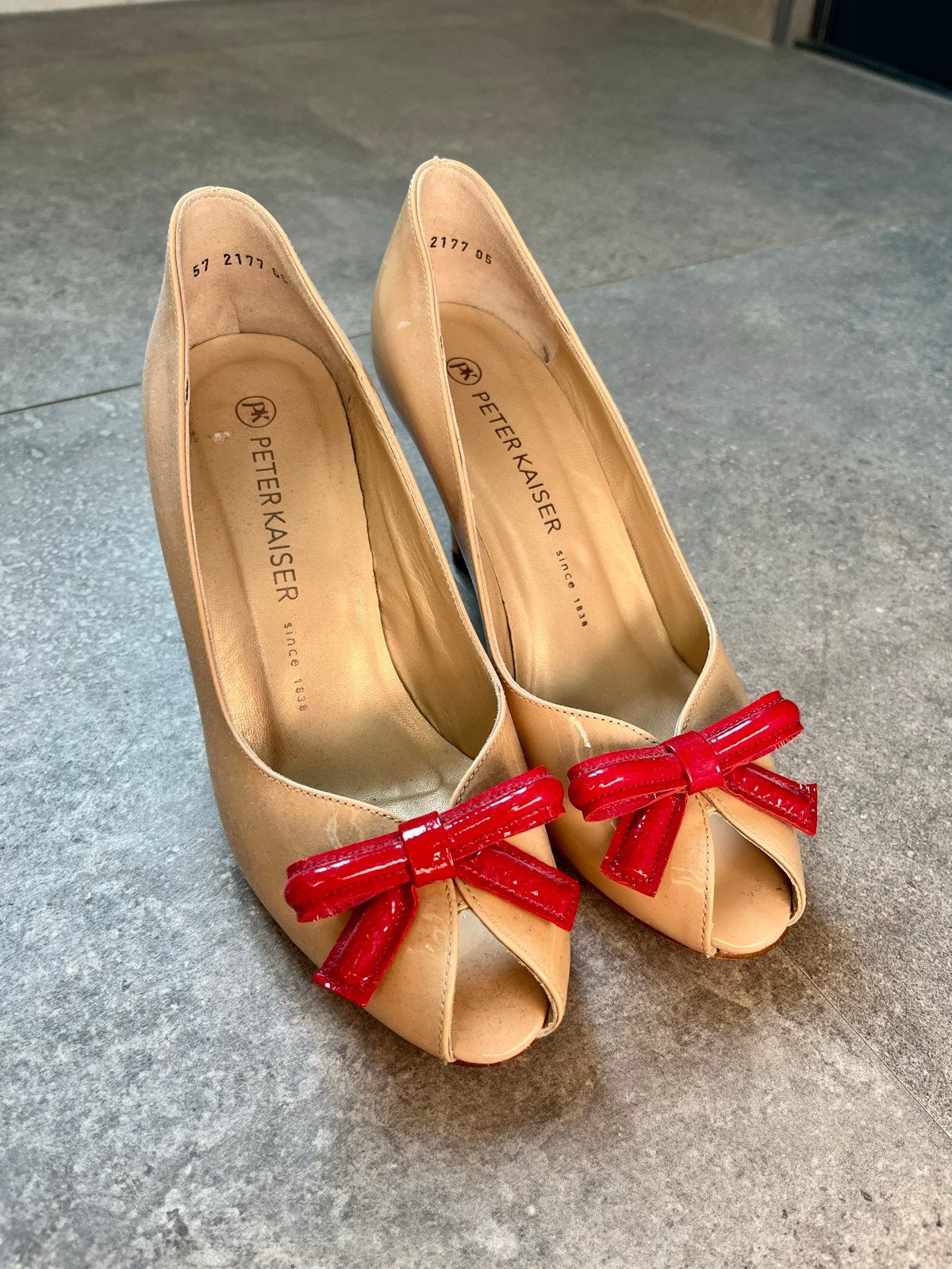 Peter Kaiser lakleren pumps met rode strik - Maat 47, Ophalen of Verzenden, Zo goed als nieuw, Beige, Pumps