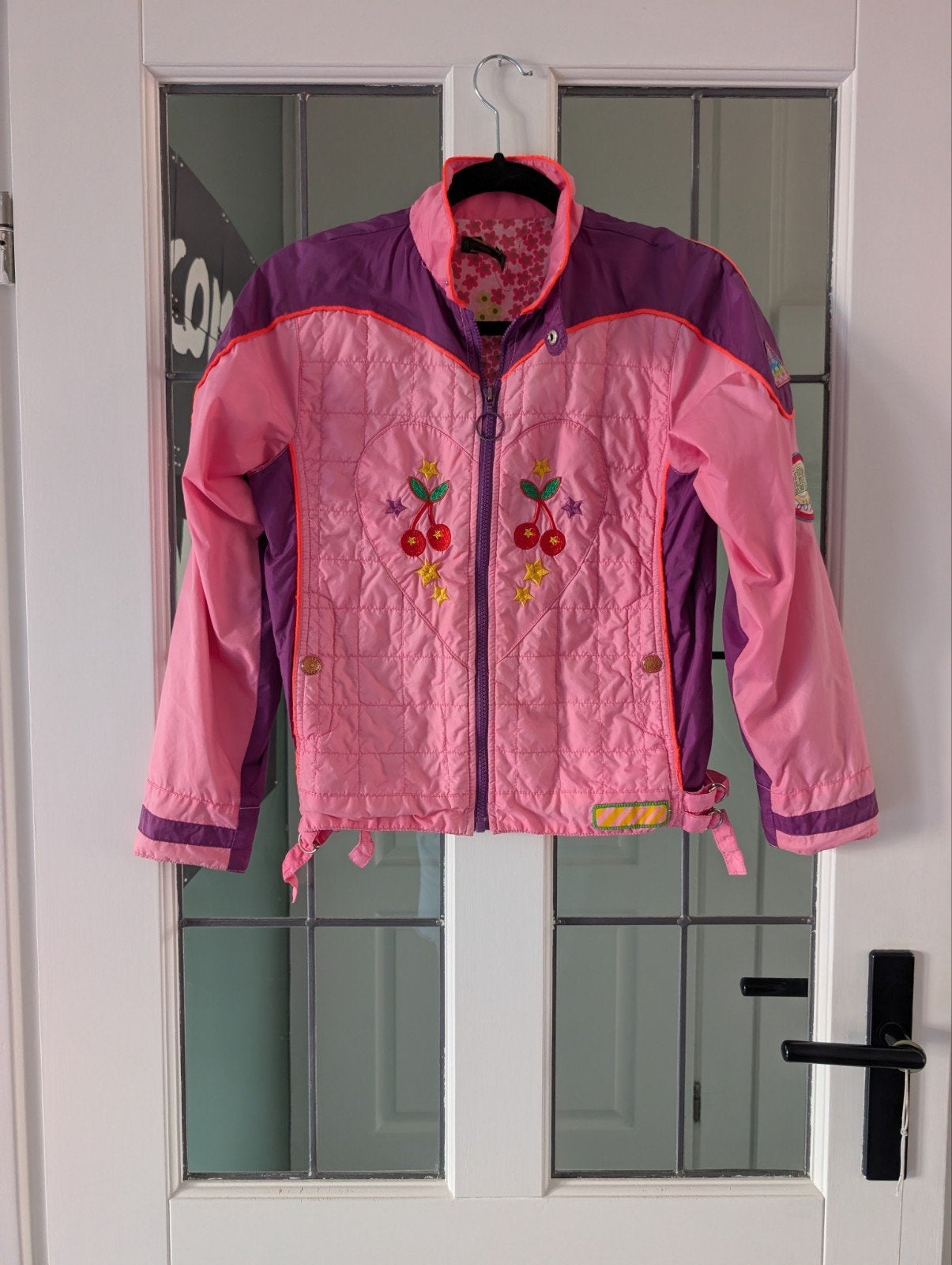Oilily meisjes jas roze/paars met kersen maat 152, Meisje, Oilily, Ophalen of Verzenden, Zo goed als nieuw