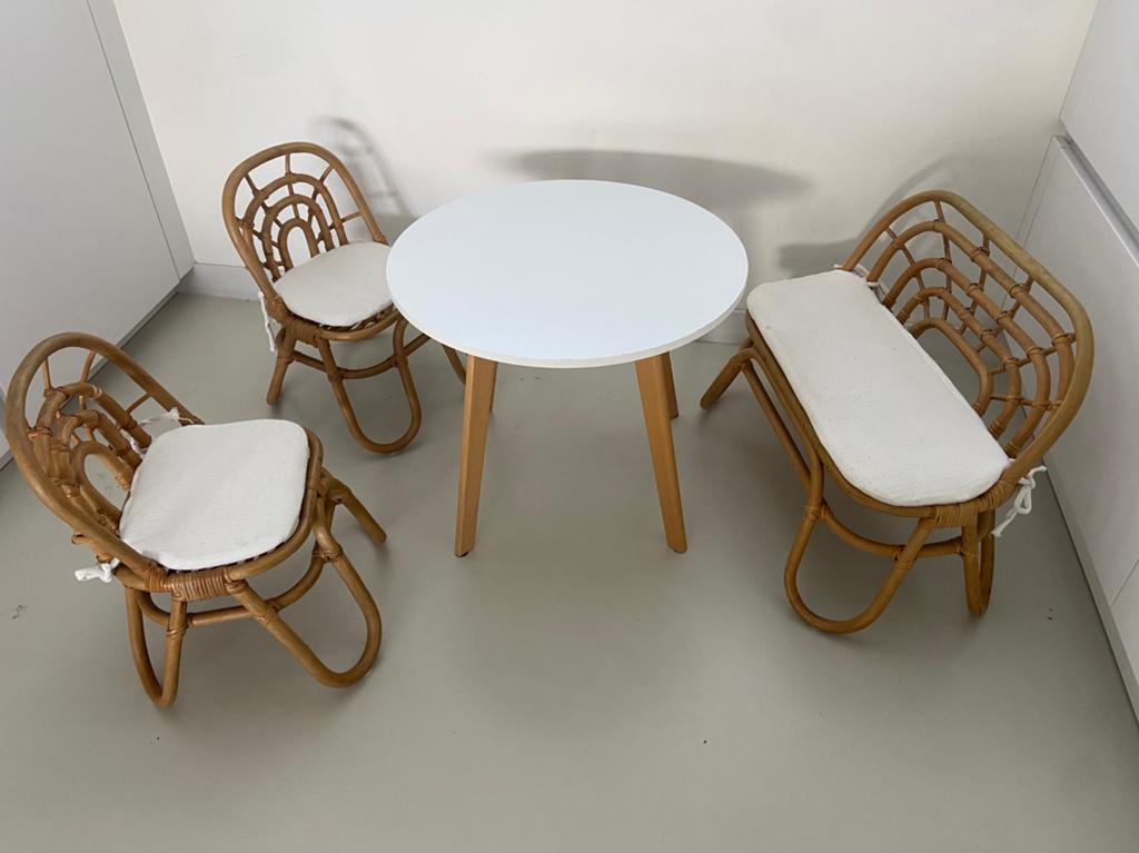 Kindermeubeltjes tafel 2x stoel en bankje rotan, Kinderen en Baby's, Kinderkamer | Tafels en Stoelen, Ophalen, Gebruikt, Tafel(s) en Stoel(en)