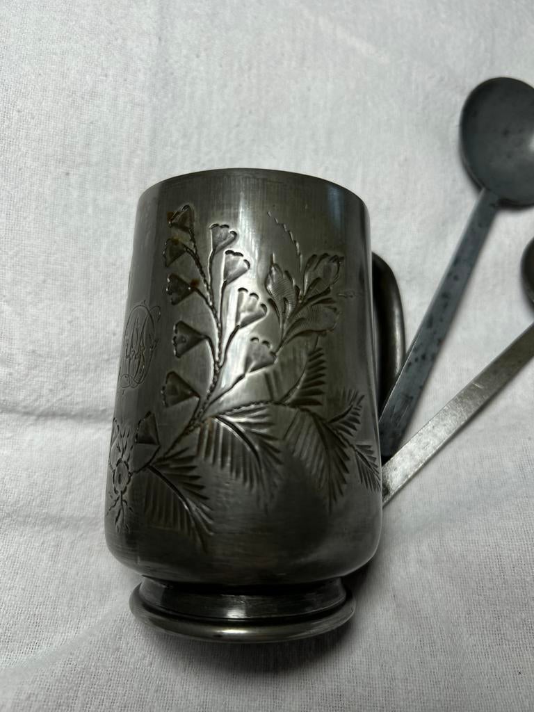 Vintage Tinnen kinderbeker, bewerkt, twee lepels “Nutricia”, Ophalen of Verzenden