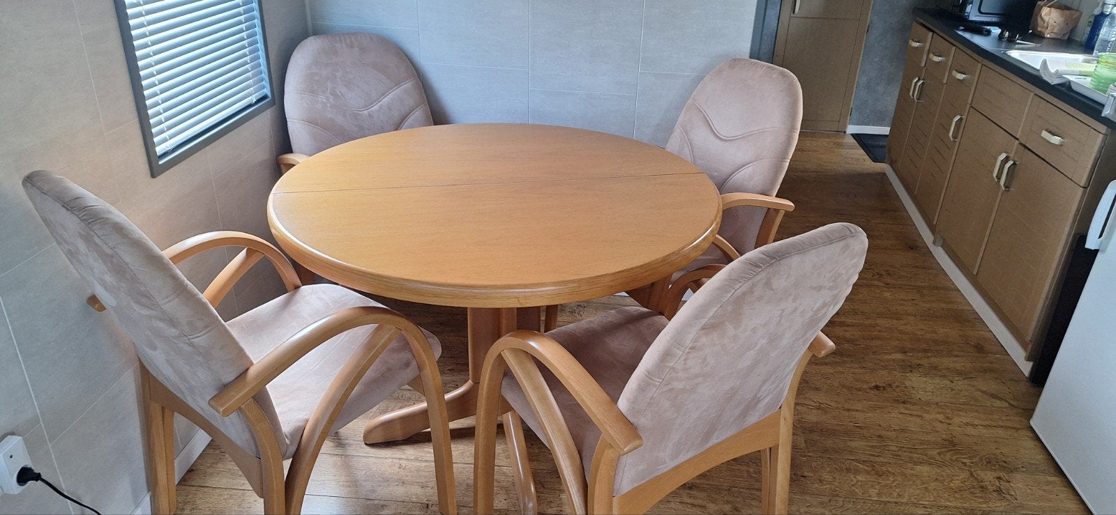 Uitschuifbare eettafel met 4 stoelen, Ophalen, Gebruikt, Klassiek, functioneel, Vier personen