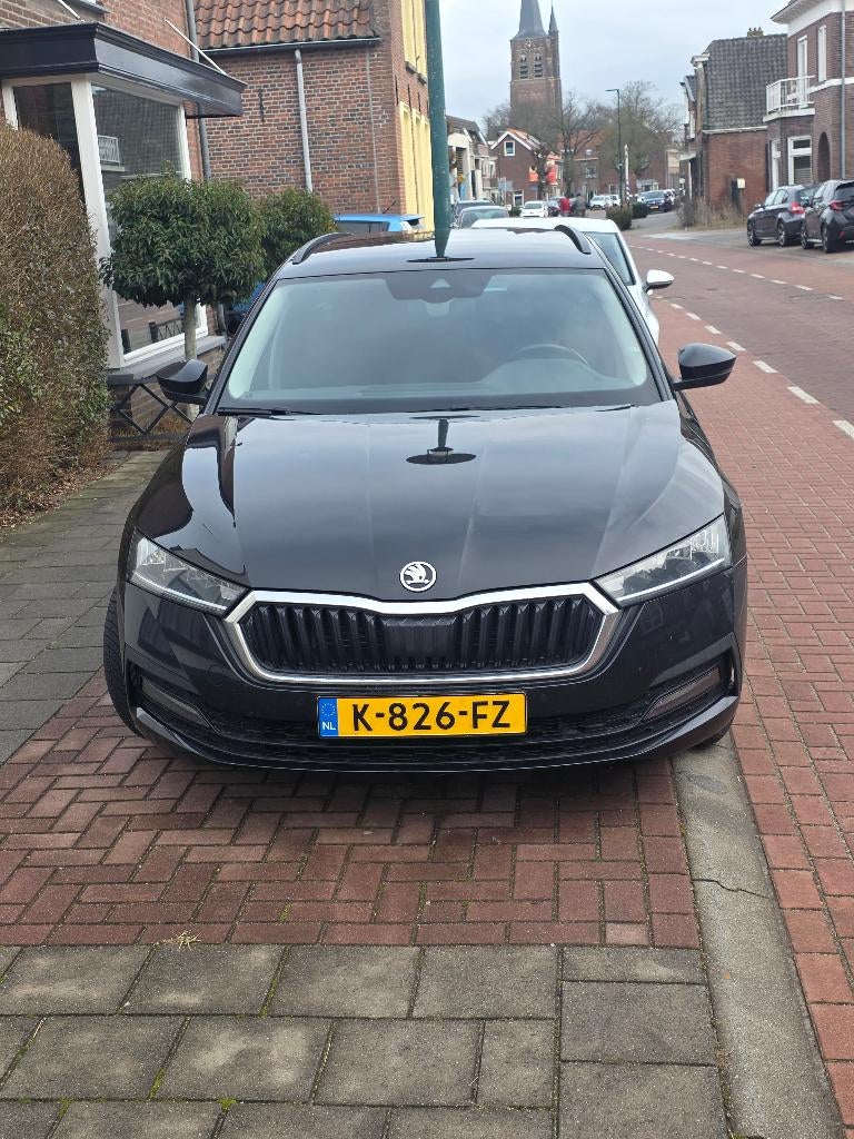 Skoda Octavia 1.0 TSI E-tech Mhev 110pk DSG 2020 Zwart, Auto's, Stof, Zwart, Stationwagon, 19 km/l