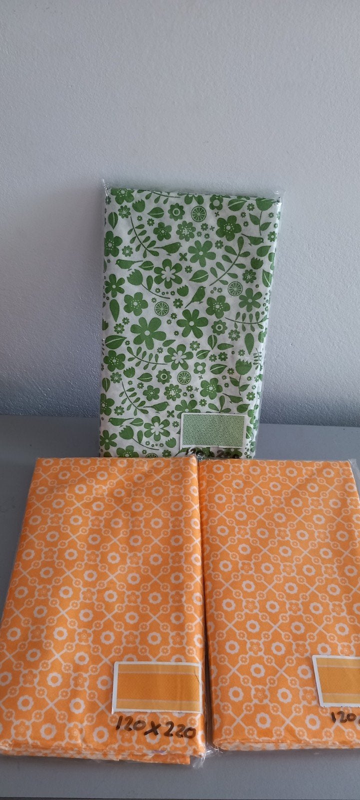Tafelkleden set: 2x geel, 1x groen, 120x220 cm, Papier/karton, Nieuw, Ophalen of Verzenden, Meerkleurig