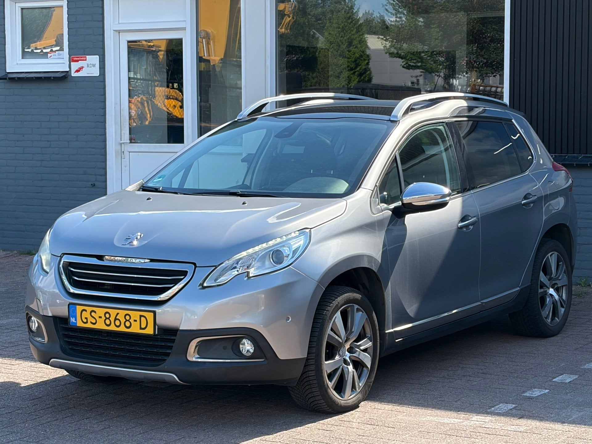 Peugeot 2008 1.2 Allure / Pano / Navi / Trekhaak / Leder !, Gebruikt, Euro 6, 1270 kg, 49 €/maand