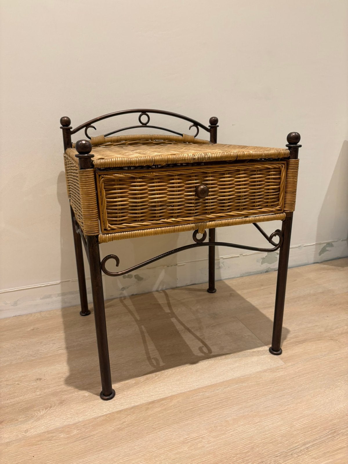 Twee paar nachtkastjes - rotan, Huis en Inrichting, Ophalen, Zo goed als nieuw, Minder dan 45 cm, Minder dan 55 cm