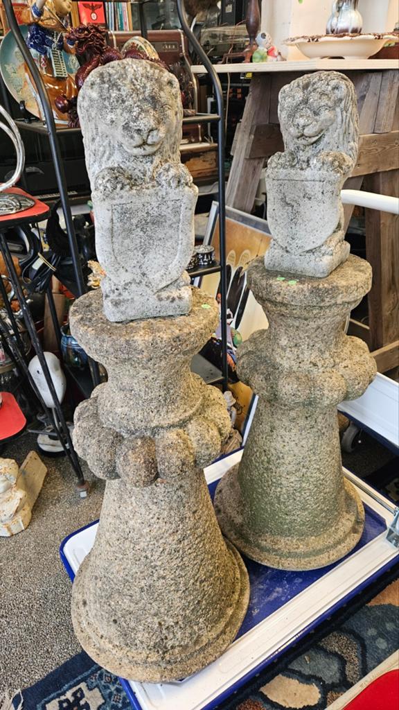 Set van 2 stenen leeuwenbeelden op sokkel, Antiek en Kunst, Ophalen